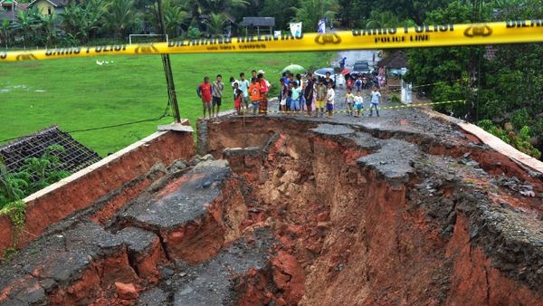 Penampakan Jalan Ambles di Lebak Banten