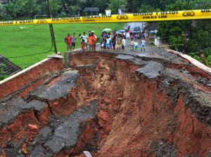 Penampakan Jalan Ambles di Lebak Banten