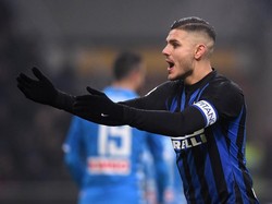 Sepakan spekulatif Mauro Icardi dari kick-off nyaris berbuah gol, meski akhirnya mengenai mistar gawang. REUTERS/Alberto Lingria.