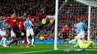 Duel kedua kubu dalam laga Boxing Day berlangsung di Stadion Old Trafford, Rabu (26/12/2018). Setan Merah menutup babak pertama dengan keunggulan 1-0 lewat gol Nemanja Matic pada menit ke-28. Reuters/Jason Cairnduff. Duel kedua kubu dalam laga Boxing Day berlangsung di Stadion Old Trafford, Rabu (26/12/2018). Setan Merah menutup babak pertama dengan keunggulan 1-0 lewat gol Nemanja Matic pada menit ke-28. Reuters/Jason Cairnduff.
