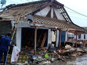 Nenek Hasanah Selamat dari Tsunami Hanya Berpegang Tembok Nenek Hasanah Selamat dari Tsunami Hanya Berpegang Tembok