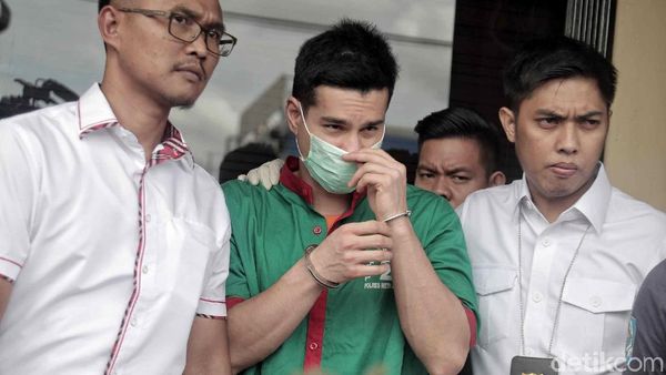 Steve Emmanuel Bersama Barang Bukti Kokain