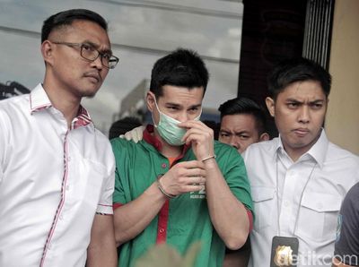 Steve Emmanuel Bersama Barang Bukti Kokain