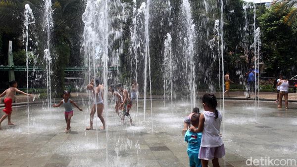 Senangnya Anak-anak Bermain di Air Mancur Taman Menteng
