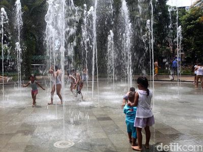 Senangnya Anak-anak Bermain di Air Mancur Taman Menteng