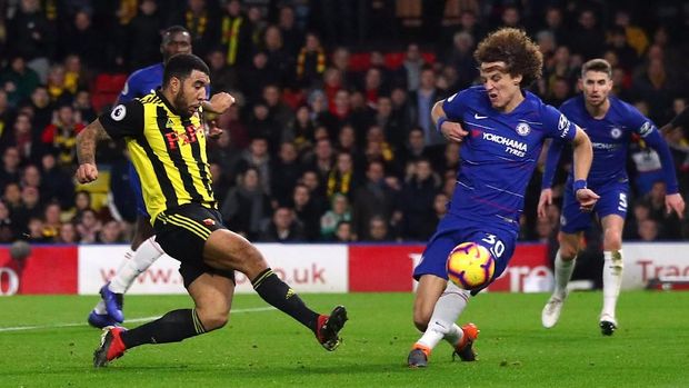 Troy Deeney dan David Luiz berduel dalam perebutan bola.