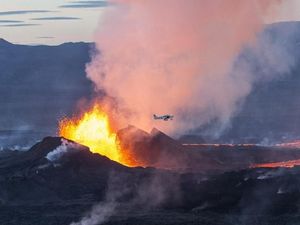Menguak Fenomena: Turis Liburan ke Gunung Meletus