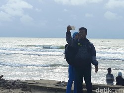 Kepulan Abu Anak Krakatau Jadi Objek Selfie Warga di Carita