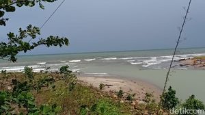 Warga Diminta Waspada, Begini Deburan Ombak di Pesisir Sumur Pandeglang