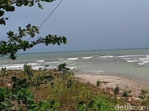 Warga Diminta Waspada, Begini Deburan Ombak di Pesisir Sumur Pandeglang