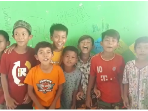 Keceriaan Anak Pengungsi Tsunami Banten di Tengah Duka