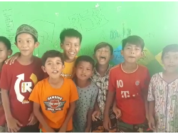 Keceriaan Anak Pengungsi Tsunami Banten di Tengah Duka