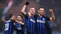 Inter Milan memenangi duel sulit melawan Napoli di laga Boxing Day. REUTERS/Alberto Lingria.