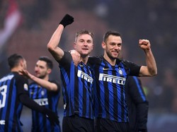 Inter Milan memenangi duel sulit melawan Napoli di laga Boxing Day. REUTERS/Alberto Lingria.