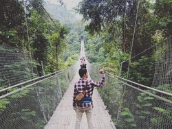 Jembatan Gantung yang Hits Sampai Air Terjun Cantik di Sukabumi