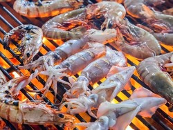 5 Tips Bikin BBQ Udang, Cumi, dan Kerang yang Empuk Juicy