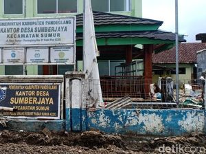 Lumpuh karena Tsunami, Kantor Desa hingga SD di Sumur Berantakan Lumpuh karena Tsunami, Kantor Desa hingga SD di Sumur Berantakan