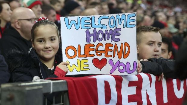 Fan cilik Manchester United menyambut antusias kedatangan Ole Gunnar Solskjaer ke Manchester United. (