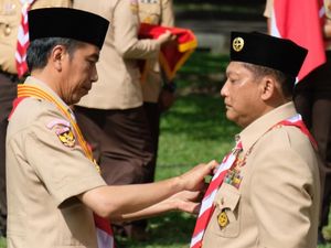 Jokowi Lantik Kak Buwas Jadi Ketua Kwarnas Gerakan Pramuka Jokowi Lantik Kak Buwas Jadi Ketua Kwarnas Gerakan Pramuka