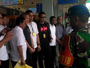 Tangan Diborgol, Begini Suasana Penangkapan Anggota Exco PSSI Johar Lin Eng Tangan Diborgol, Begini Suasana Penangkapan Anggota Exco PSSI Johar Lin Eng