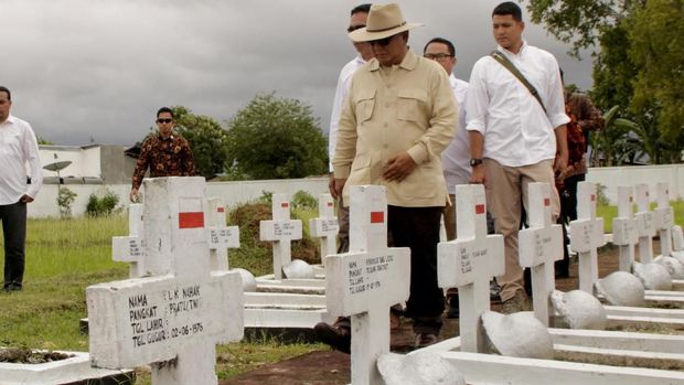 Prabowo Subianto berziarah ke Taman Makam Pahlawan Seroja tempat makam eks pejuang Timor Timur (Timtim) di Atambua, Kabupaten Belu, NTT. Kamis (27/12).
