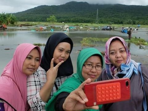 Selfie di Tengah Korban Bencana, di Mana Rasa Empati itu Bunda?