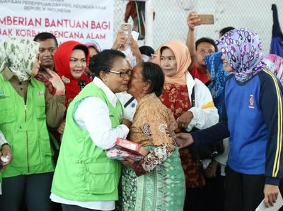 Potret Menteri Yohana Saat Kunjungi Korban Tsunami