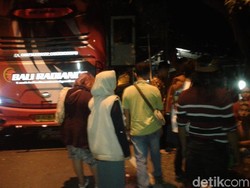 Polisi Evakuasi Korban Dua Bus Tabrakan di Banyuwangi