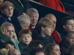 Laga ini disaksikan sejumlah legenda MU seperti Alex Ferguson. Reuters/Jason Cairnduff.