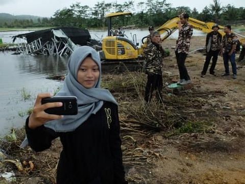Selfie di Tengah Korban Bencana, di Mana Rasa Empati itu Bunda?