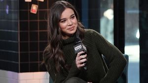 Bermain di Film Bumblebee, Ini Momen Seru Hailee Steinfeld Saat Makan