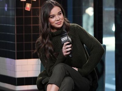 Bermain di Film Bumblebee, Ini Momen Seru Hailee Steinfeld Saat Makan