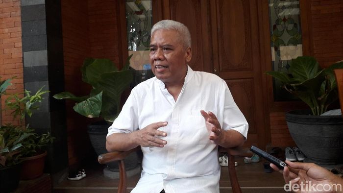 Mabh Putih alias Dwi Irianto dinonaktifkan dari Komdis PSSI. (Ristu Hanafi/detikSport) Mabh Putih alias Dwi Irianto dinonaktifkan dari Komdis PSSI. (Ristu Hanafi/detikSport)