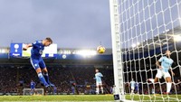 Leicester bisa membalas lima menit berselang lewat Marc Albrighton. Reuters/Carl Recine.