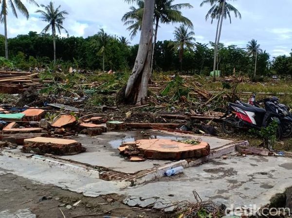 Potret Rumah Rata dengan Tanah Diterjang Tsunami di Sumur Banten