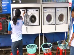 Cuci Baju Gratis Buat Pengungsi Tsunami Banten