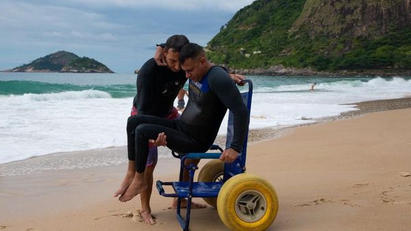 Kisah Penakluk Ombak dengan Tubuh Lumpuh dari Brazil