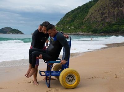 Kisah Penakluk Ombak dengan Tubuh Lumpuh dari Brazil
