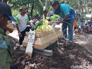 Tangis Haru Iringi Pemakaman Korban Tsunami Banten di Blora