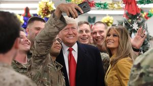 Selfie dan Tanda Tangan Warnai Kunjungan Trump ke Irak