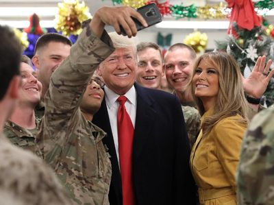 Selfie dan Tanda Tangan Warnai Kunjungan Trump ke Irak