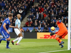Momen saat penjaga gawang Manchester City gagal memblok tandukan Marc Albrighton. Reuters/Carl Recine.