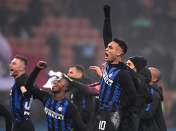 Dengan hasil ini, Inter memangkas jarak dengan Napoli di posisi dua. Dengan koleksi 36 poin dari 18 pekan di posisi tiga, mereka kini tertinggal lima poin dari Napoli. REUTERS/Alberto Lingria.