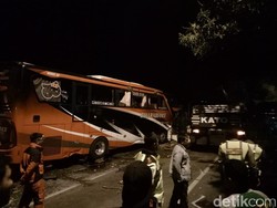 Video Dua Bus Beradu di Banyuwangi, 3 Orang Tewas