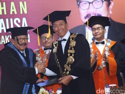 Pakde Karwo Terima Gelar Doktor Honoris Causa dari UMM