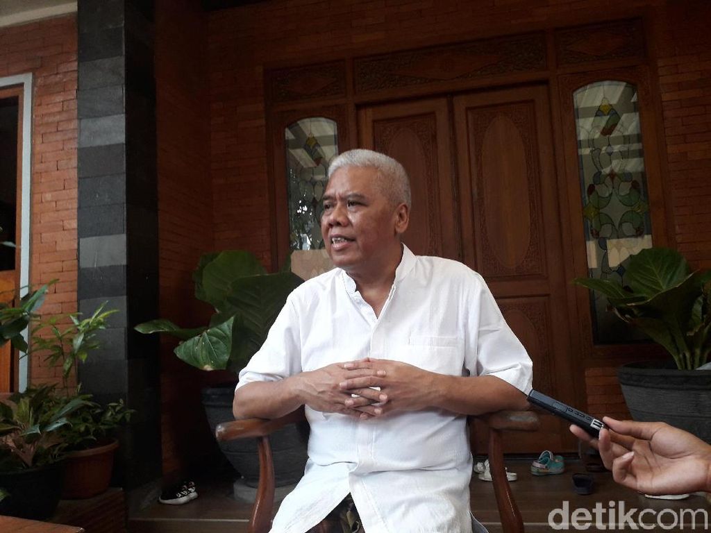 Enggan Komentar soal Johar, Mbah Putih Apresiasi Pengusutan Mafia Bola Enggan Komentar soal Johar, Mbah Putih Apresiasi Pengusutan Mafia Bola