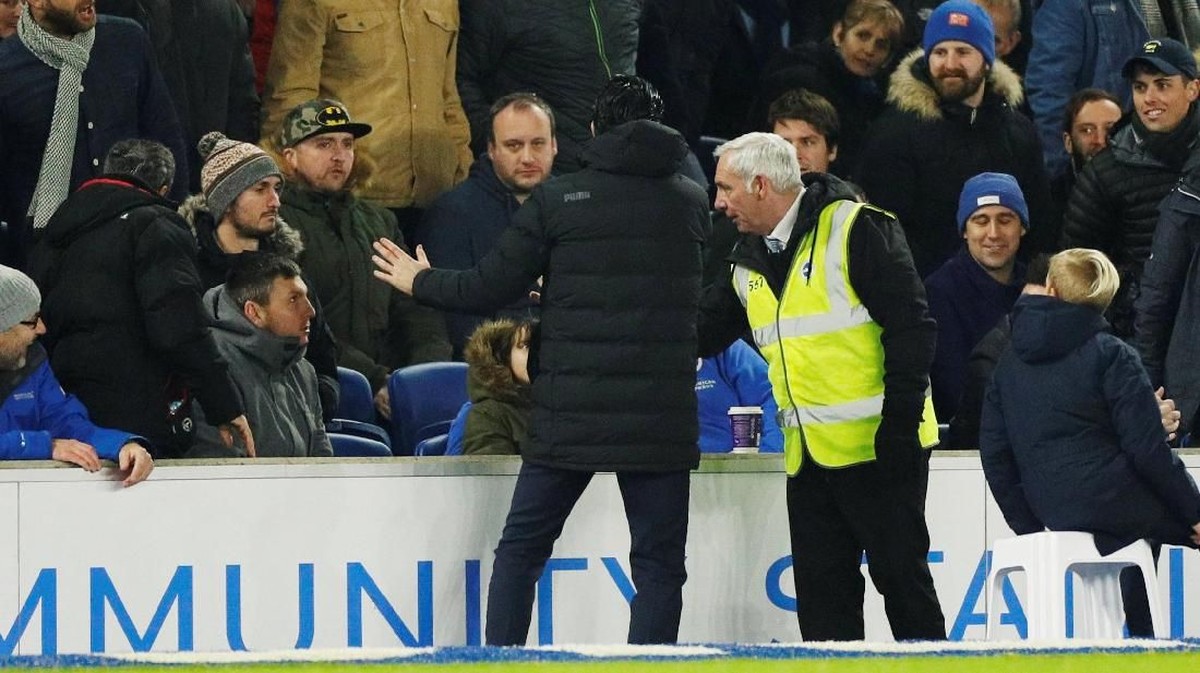 Unai Emery minta maaf kepada fans Brighton yang terkena botol yang ditendangnya. (Foto: John Sibley/Action Images via Reuters)
