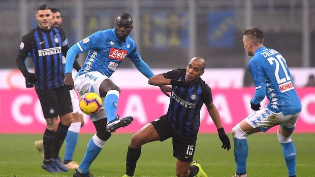 Duel Inter Milan lawan Napoli diwarnai sejumlah insiden.