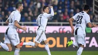 Gol Ronaldo pun menyelamatkan Juventus dari kekalahan. Skor 2-2 bertahan hingga jeda. Satu poin membuat Juventus masih belum terkalahkan di Liga Italia dan tetap memuncaki klasemen dengan 50 poin, unggul sembilan angka dari Napoli di peringkat dua. (Foto: Alberto Lingria/Reuters)
