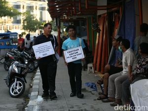 Aksi Susuri Trotoar Demi Kembalikan Fungsi Pedestrian